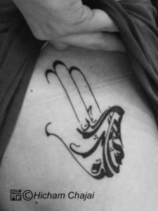 Main de Fatma - Conception de tatouage arabe par Hicham Chajai avec calligraphie arabe